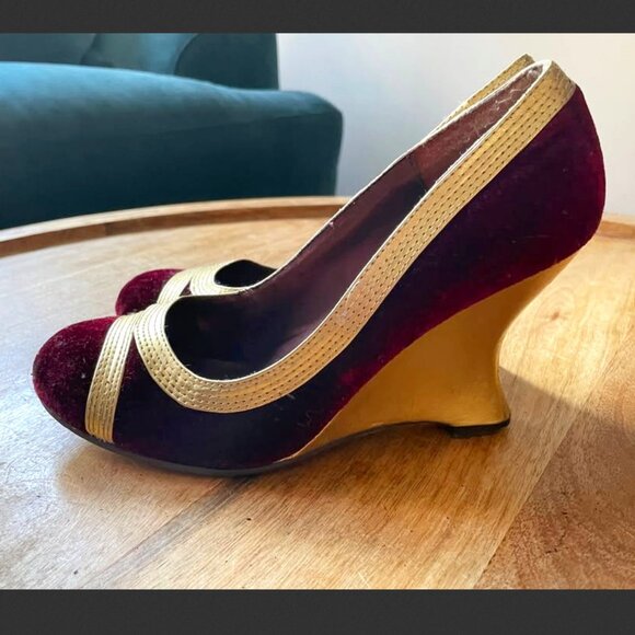 Wild Rose Shoes - vintage art deco 90s velvet + gold wedges size 7